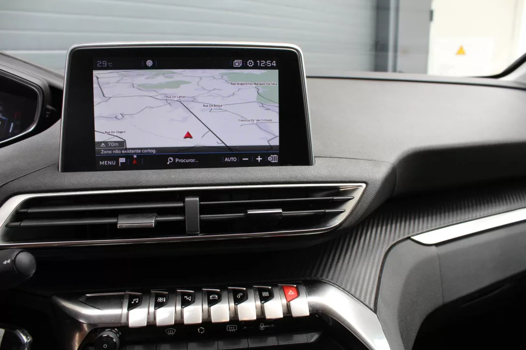 Peugeot 3008 2018 - 18000 EUR, 97000 km - AUTO.MOTO.pt - 97000km - foto 15 de 18