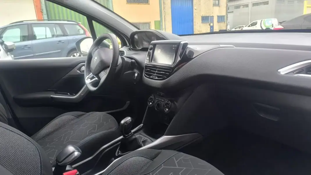 Peugeot 2008 2017 - 10900 EUR, 145000 km - AUTO.MOTO.pt - 145000km - foto 7 de 16
