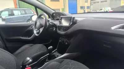 Peugeot 2008 2017 - 10900 EUR, 145000 km - AUTO.MOTO.pt - 145000km - foto 7 de 16