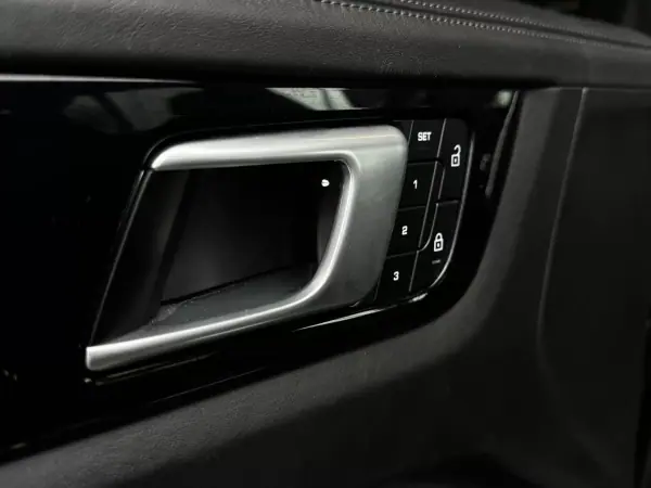 Porsche Cayenne 2021 - 72490 EUR, 85200 km - AUTO.MOTO.pt - 85200km - foto 20 de 37
