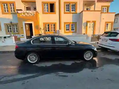 BMW 318 2013 - 14000 EUR, 151920 km - 151920km - foto 6 de 12