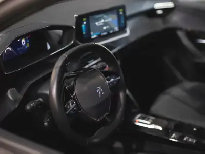 Peugeot e-2008 2023 - 20750 EUR, 50011 km - AUTO.MOTO.pt - 50011km - foto 14 de 21