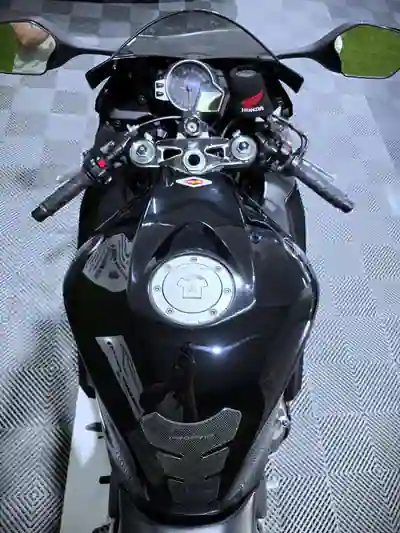 Honda CBR 1000RR 2008 - 8950 EUR, 32000 km - AUTO.MOTO.pt - 32000km - foto 9 de 15