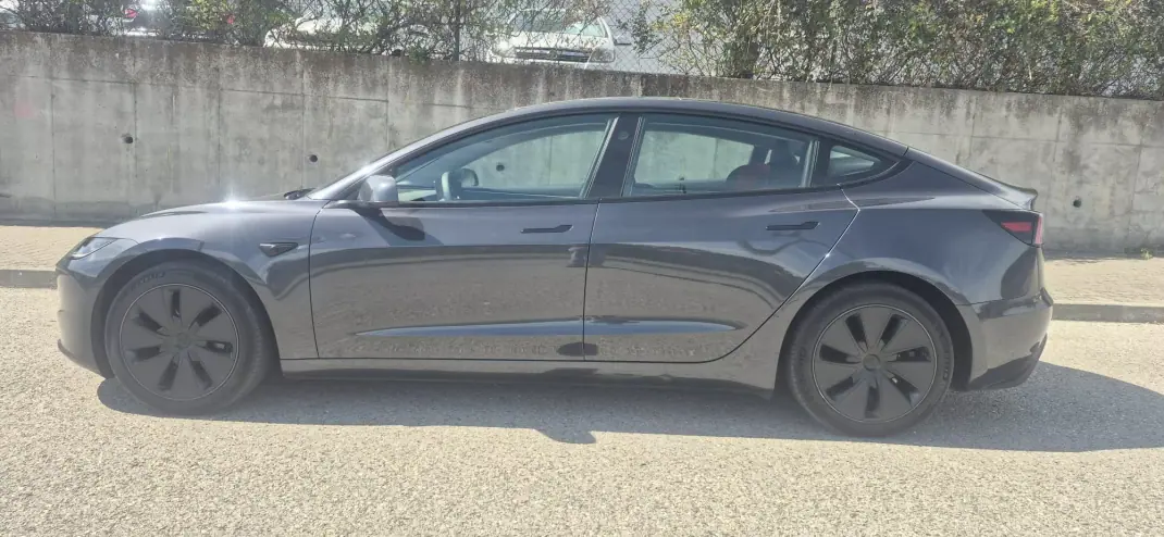 Tesla Model 3 2025 - 39750 EUR, 35000 km - 35000km - foto 4 de 21