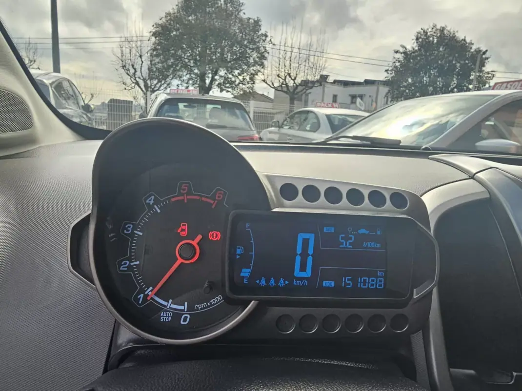 Chevrolet Aveo 2013 - 6990 EUR, 151000 km - AUTO.MOTO.pt - 151000km - foto 7 de 13