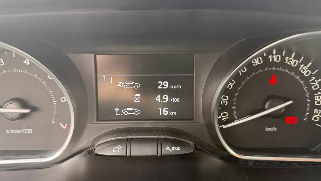 Peugeot 2008 2016 - 10590 EUR, 55500 km - AUTO.MOTO.pt - 55500km - foto 30 de 36