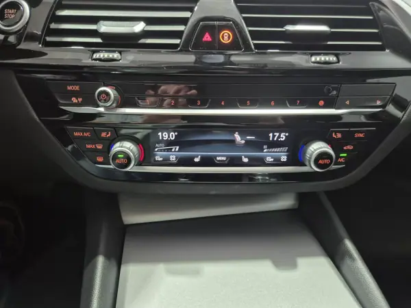 BMW 530e 2021 - 29900 EUR, 130000 km - AUTO.MOTO.pt - 130000km - foto 13 de 34