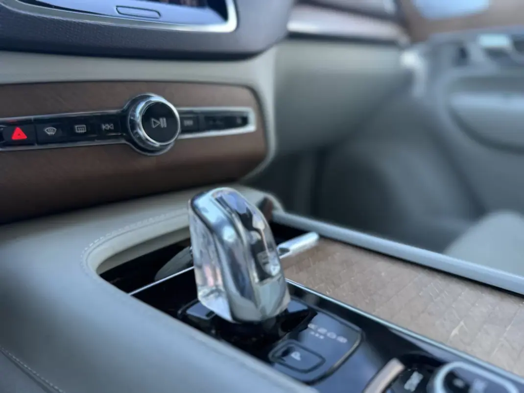 Volvo XC 90 2016 - 24999 EUR, 180000 km - AUTO.MOTO.pt - 180000km - foto 20 de 25
