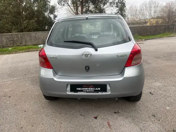 Toyota Yaris 2006 - 6900 EUR, 168000 km - AUTO.MOTO.pt - 168000km - foto 5 de 25
