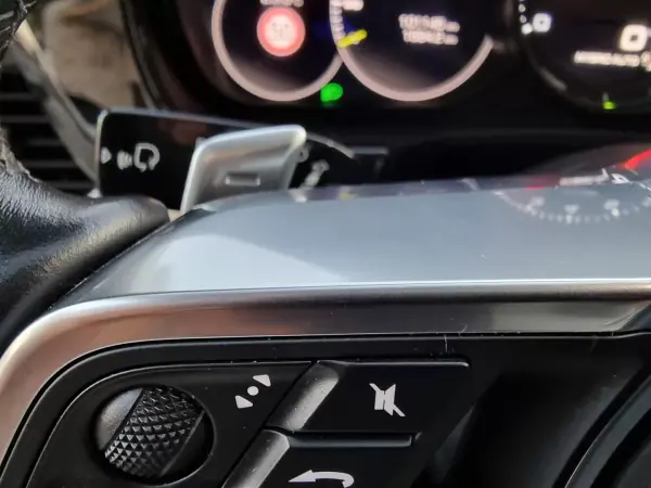 Porsche Panamera Sport Turismo 2018 - 84990 EUR, 147000 km - AUTO.MOTO.pt - 147000km - foto 37 de 50