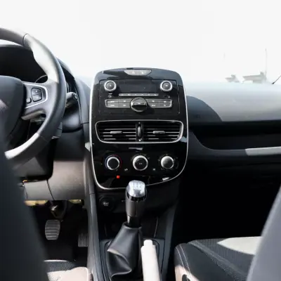 Renault Clio 2018 - 12900 EUR, 89758 km - 89758km - foto 8 de 23