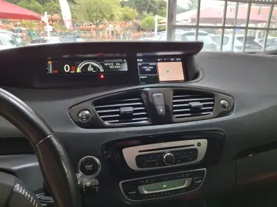 Renault Grand Scénic 2015 - 10980 EUR, 179000 km - AUTO.MOTO.pt - 179000km - foto 13 de 19