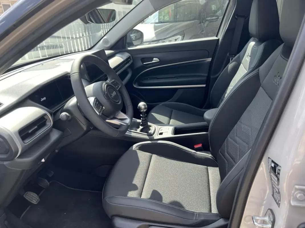 Jeep Avenger 2025 - 24990 EUR, 7270 km - AUTO.MOTO.pt - 7270km - foto 8 de 17