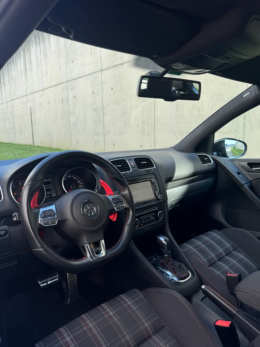 Volkswagen Golf 2011 - 11500 EUR, 204000 km - AUTO.MOTO.pt - 204000km - foto 7 de 9