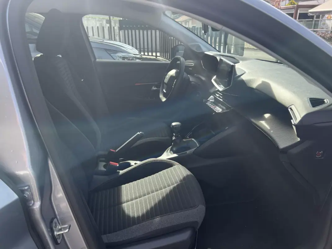 Peugeot 208 2022 - 15250 EUR, 59300 km - AUTO.MOTO.pt - 59300km - foto 18 de 19