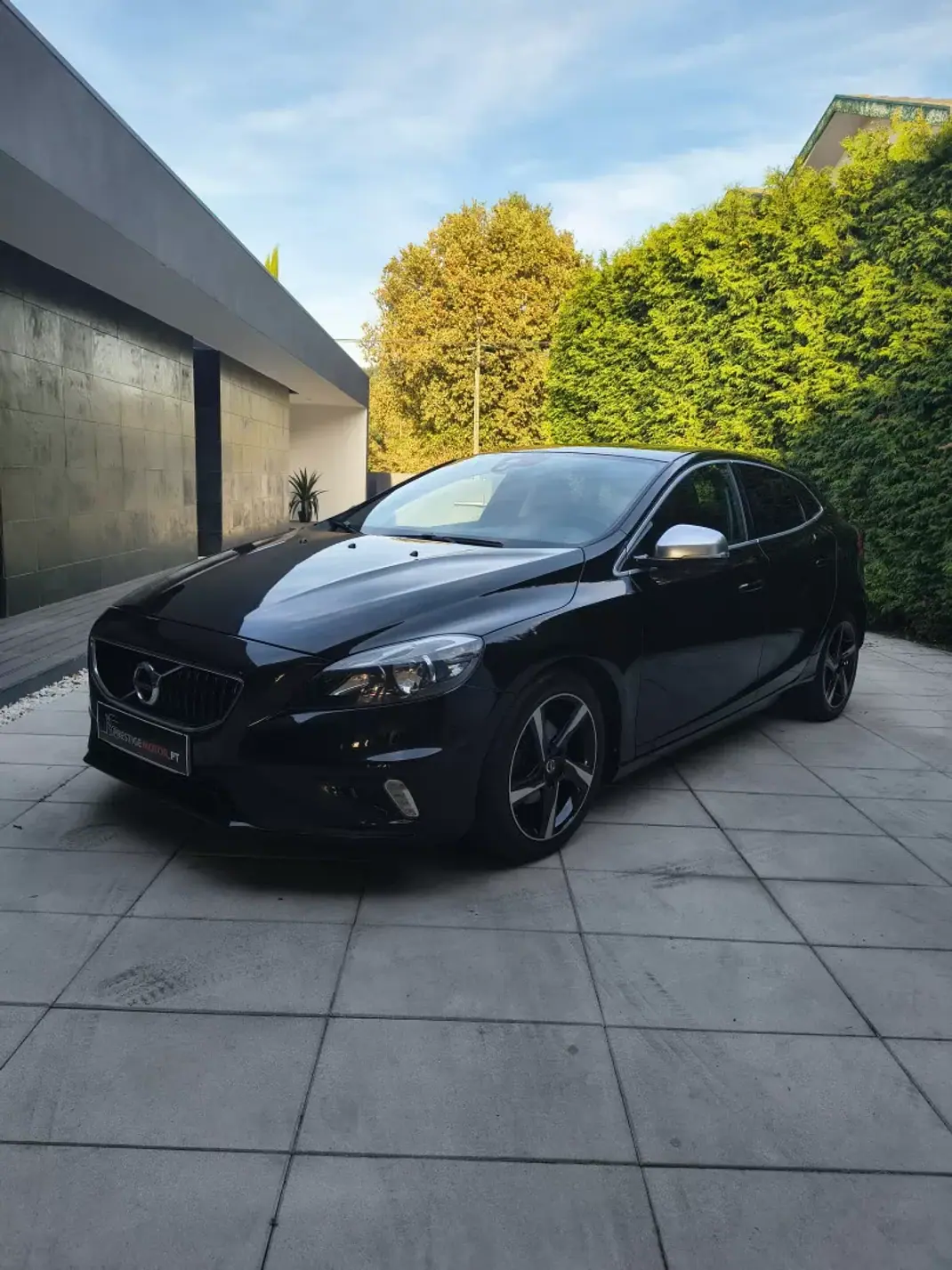 Volvo V40 2015 - 13900 EUR, 181000 km - AUTO.MOTO.pt - 181000km - foto 1 de 28