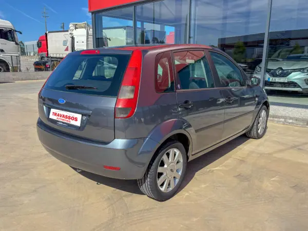 Ford Fiesta 2004 - 2000 EUR, 1 km - 1km - foto 6 de 10