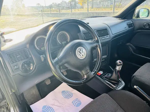 Volkswagen Golf 2001 - 7999 EUR, 269000 km - AUTO.MOTO.pt - 269000km - foto 17 de 30