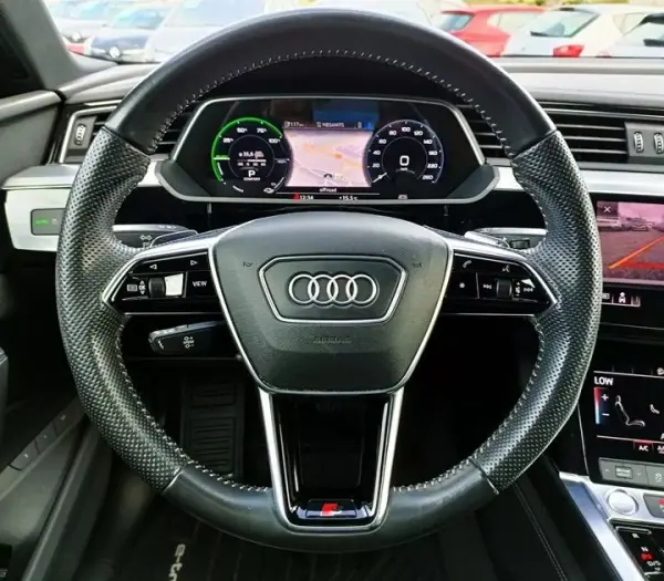 Audi e-tron 2020 - 31000 EUR, 110869 km - AUTO.MOTO.pt - 110869km - foto 16 de 29