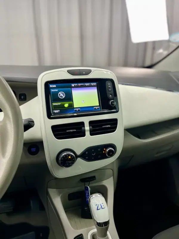 Renault Zoe 2016 - 8250 EUR, 23000 km - 23000km - foto 10 de 15