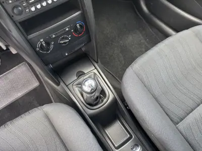 Peugeot 207 2007 - 4950 EUR, 245366 km - AUTO.MOTO.pt - 245366km - foto 15 de 20