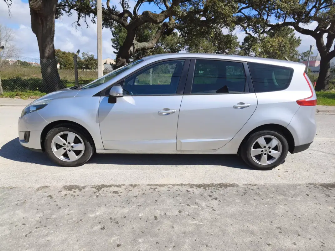Renault Grand Scénic 2010 - 5900 EUR, 249000 km - AUTO.MOTO.pt - 249000km - foto 2 de 9