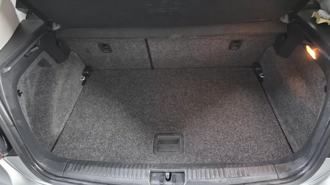 Volkswagen Polo 2014 - 10990 EUR, 136000 km - AUTO.MOTO.pt - 136000km - foto 24 de 31