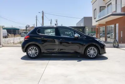 Peugeot 208 2015 - 10990 EUR, 152900 km - AUTO.MOTO.pt - 152900km - foto 11 de 24