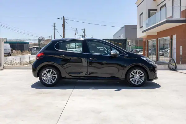 Peugeot 208 2015 - 9990 EUR, 152900 km - AUTO.MOTO.pt - 152900km - foto 11 de 24