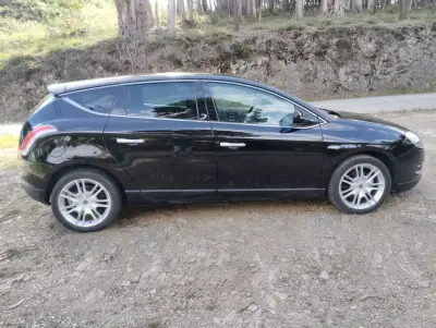Lancia Delta 2008 - 3750 EUR, 220000 km - AUTO.MOTO.pt - 220000km - foto 8 de 28