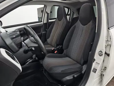 Peugeot 108 2015 - 8650 EUR, 88563 km - AUTO.MOTO.pt - 88563km - foto 20 de 53