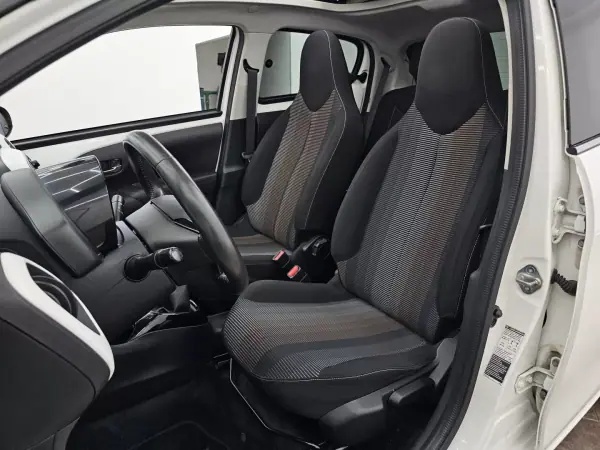 Peugeot 108 2015 - 8650 EUR, 88563 km - AUTO.MOTO.pt - 88563km - foto 20 de 53