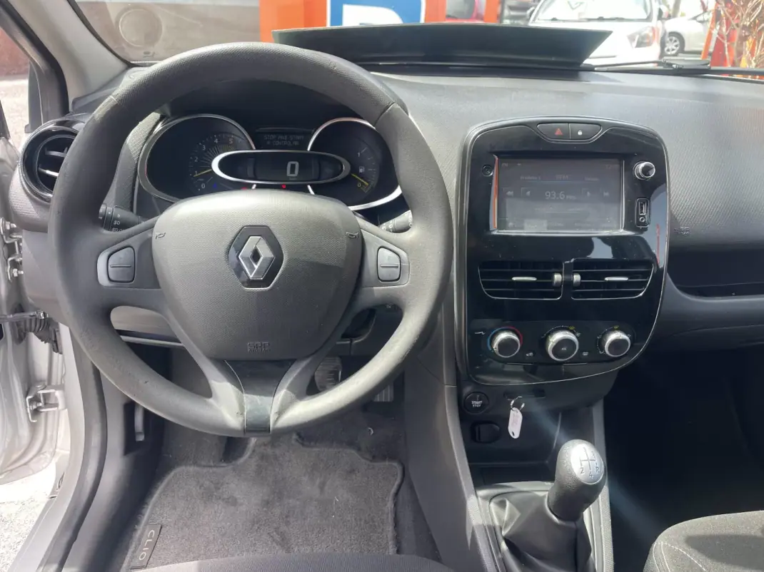 Renault Clio 2015 - 9950 EUR, 192514 km - AUTO.MOTO.pt - 192514km - foto 10 de 12