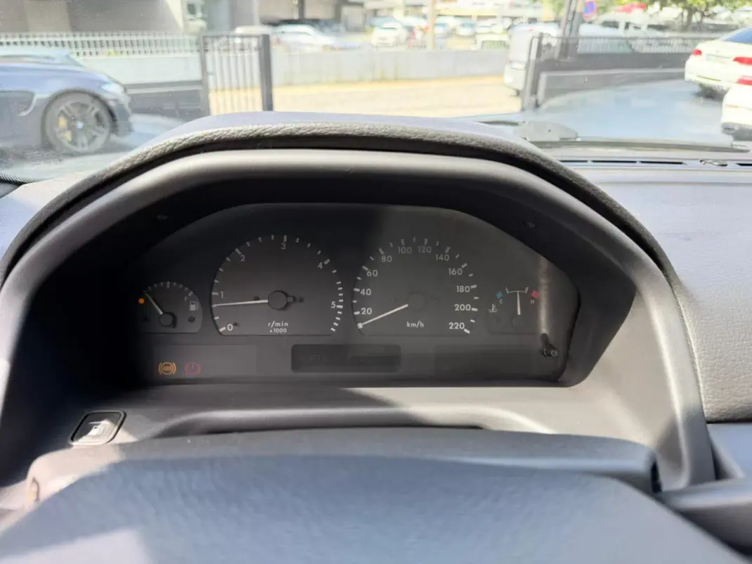 Land Rover Range Rover 1997 - 8900 EUR, 283000 km - AUTO.MOTO.pt - 283000km - foto 9 de 12