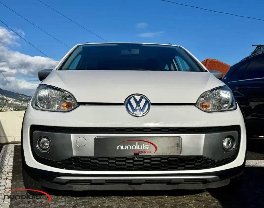 Volkswagen Cross Up! 2014 - 9950 EUR, 112304 km - AUTO.MOTO.pt - 112304km - foto 2 de 18