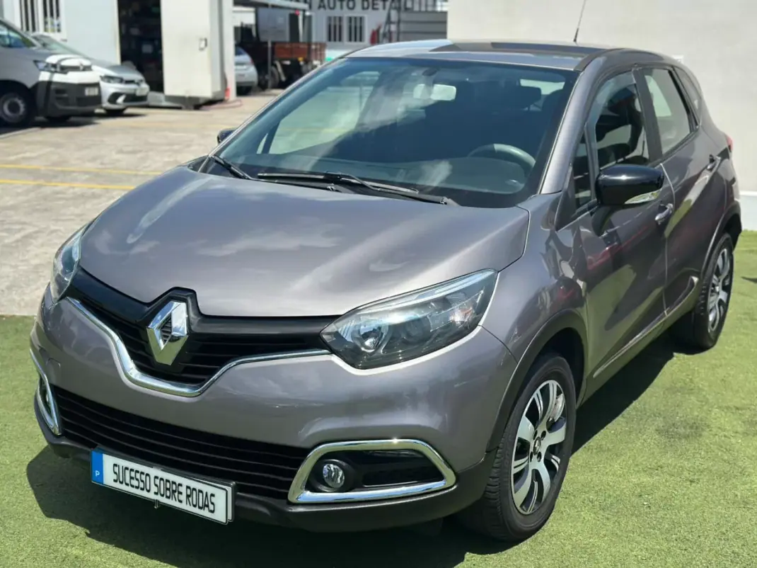 Renault Captur 2015 - 13990 EUR, 56433 km - AUTO.MOTO.pt - 56433km - foto 2 de 17