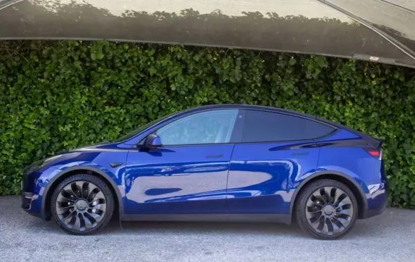 Tesla Model Y 2021 - 32500 EUR, 97400 km - AUTO.MOTO.pt - 97400km - foto 7 de 17