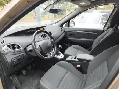 Renault Scénic 2015 - 9900 EUR, 175000 km - AUTO.MOTO.pt - 175000km - foto 5 de 11