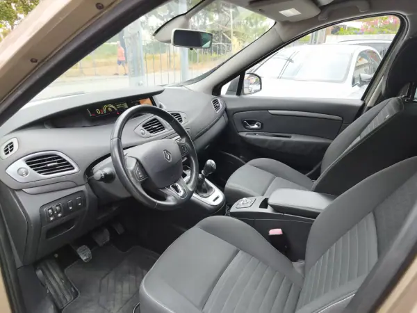 Renault Scénic 2015 - 9900 EUR, 175000 km - AUTO.MOTO.pt - 175000km - foto 5 de 11