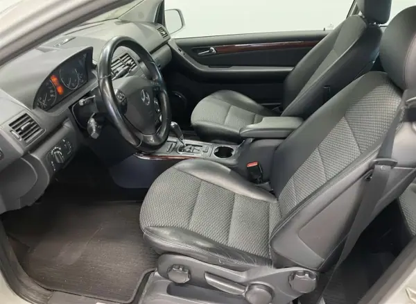 Mercedes-Benz A 180 2009 - 9990 EUR, 187484 km - AUTO.MOTO.pt - 187484km - foto 3 de 6