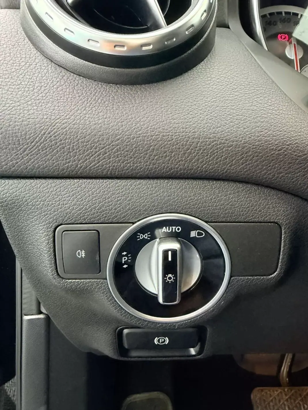 Mercedes-Benz GLA 200 2015 - 17000 EUR, 194000 km - AUTO.MOTO.pt - 194000km - foto 19 de 21