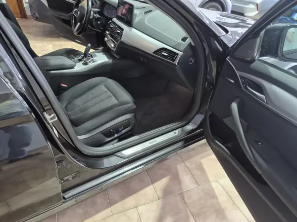 BMW 530e 2021 - 29900 EUR, 130000 km - AUTO.MOTO.pt - 130000km - foto 21 de 34
