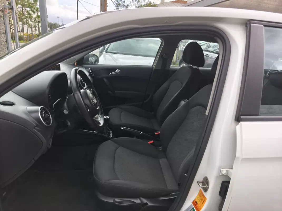 Audi A1 Sportback 2015 - 10900 EUR, 221000 km - AUTO.MOTO.pt - 221000km - foto 8 de 10