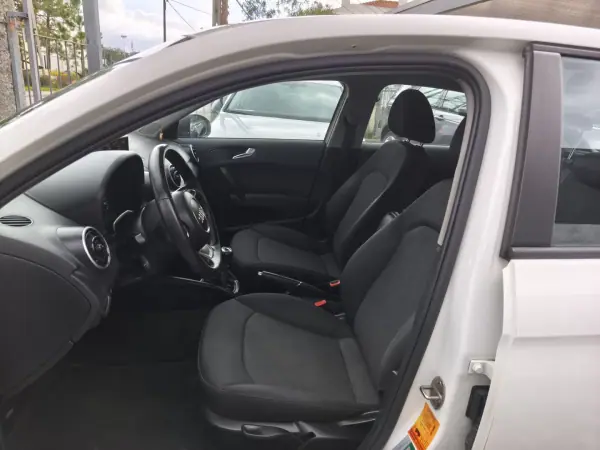 Audi A1 Sportback 2015 - 10900 EUR, 221000 km - AUTO.MOTO.pt - 221000km - foto 8 de 10