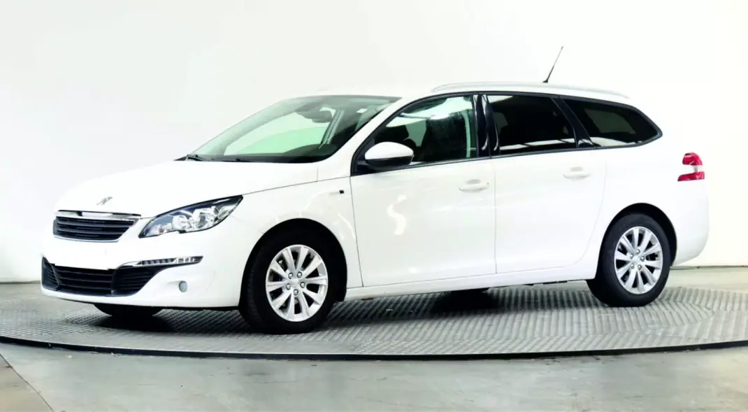 Peugeot 308 SW 2016 - 11890 EUR, 111000 km - AUTO.MOTO.pt - 111000km - foto 1 de 12