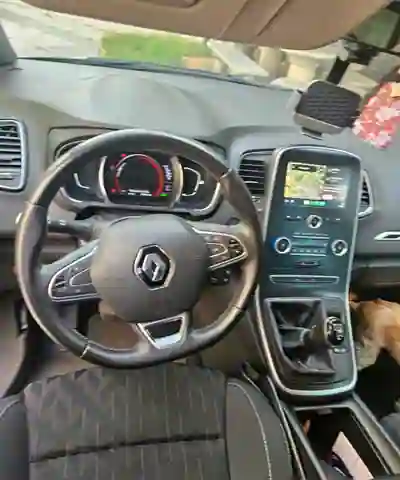 Renault Scénic 2019 - 17500 EUR, 91000 km - AUTO.MOTO.pt - 91000km - foto 6 de 9