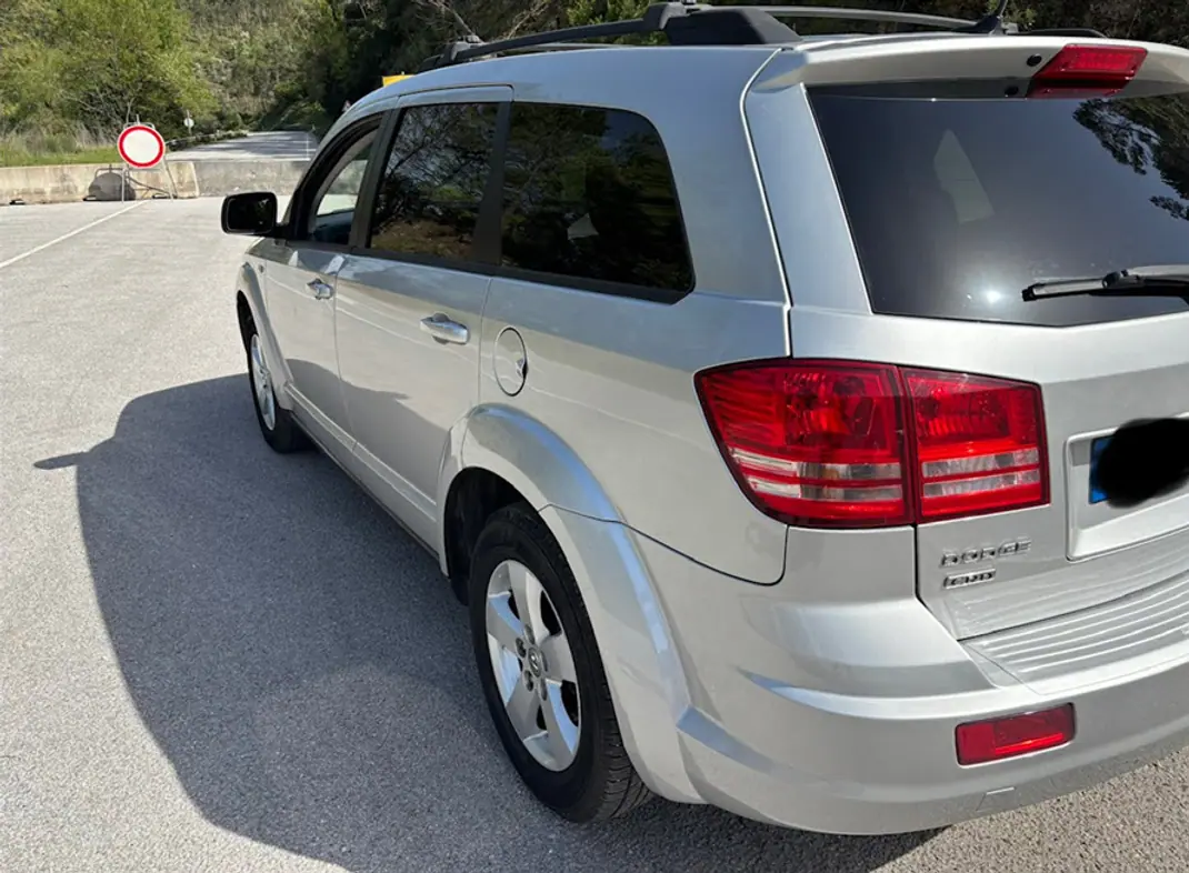 Dodge Journey 2010 - 7500 EUR, 212500 km - AUTO.MOTO.pt - 212500km - foto 5 de 10