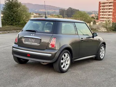 MINI 3 Portas 2006 - 6900 EUR, 160000 km - AUTO.MOTO.pt - 160000km - foto 6 de 26