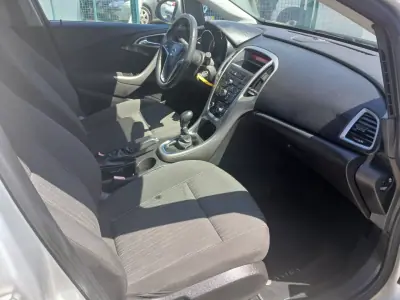 Opel Astra 2010 - 6350 EUR, 76845 km - AUTO.MOTO.pt - 76845km - foto 25 de 28