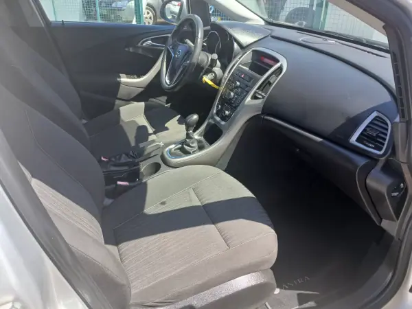 Opel Astra 2010 - 6350 EUR, 76845 km - AUTO.MOTO.pt - 76845km - foto 25 de 28